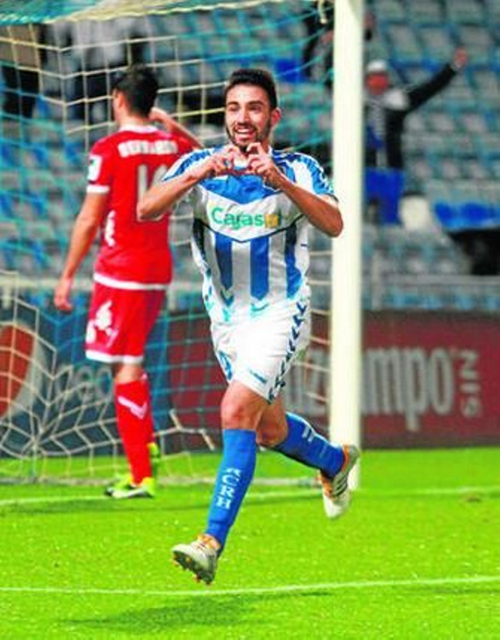 El recreativista Chuli celebra un gol conseguido ante el Sporting.