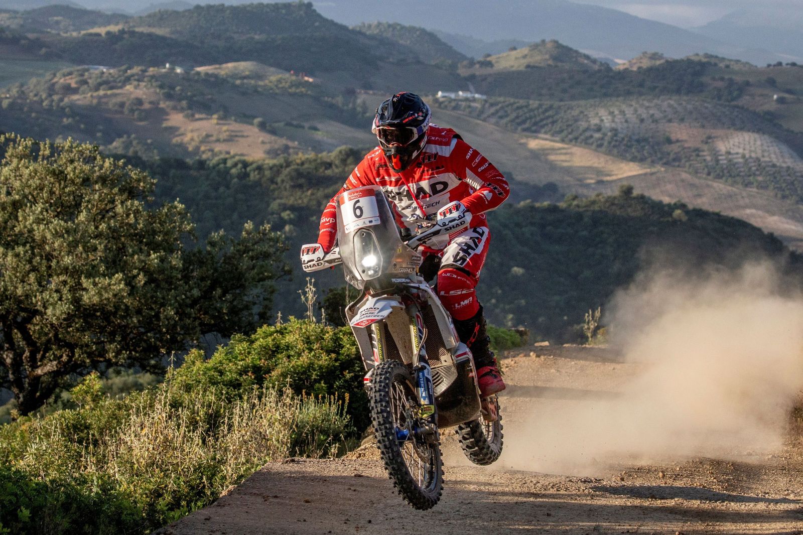 Los grandes del Dakar enseñan el paisaje rural de Andalucía