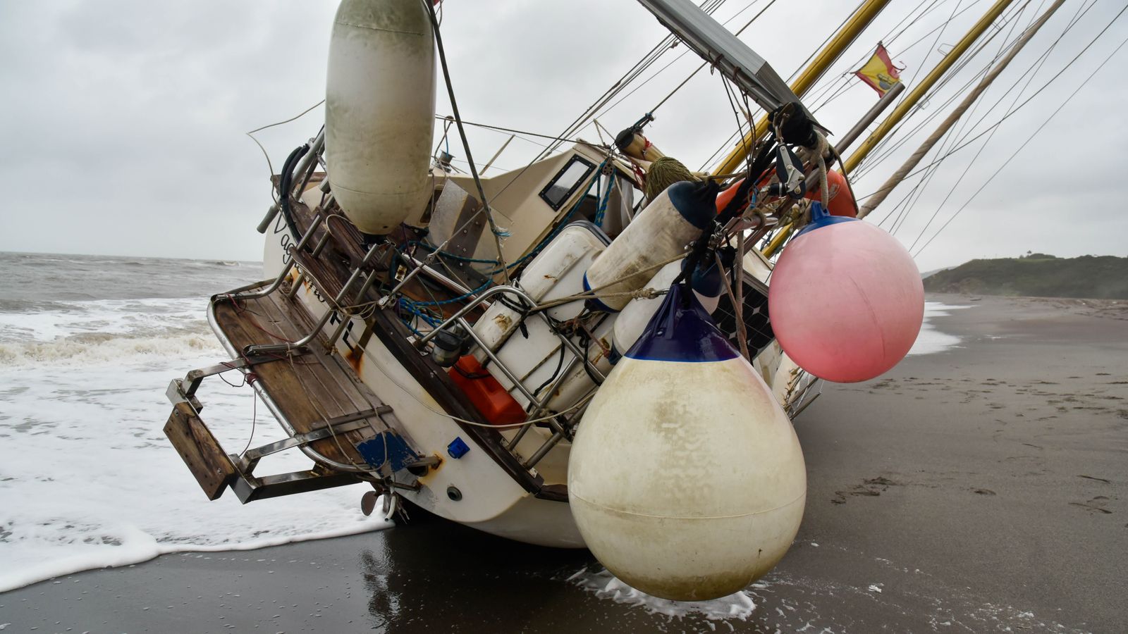 Velero varado en la playa de la Alcaidesa