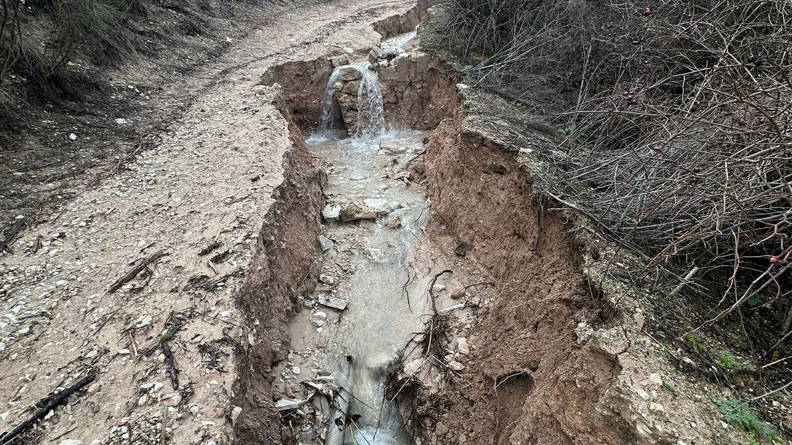 Los efectos del temporal en un camino rural de Píñar
