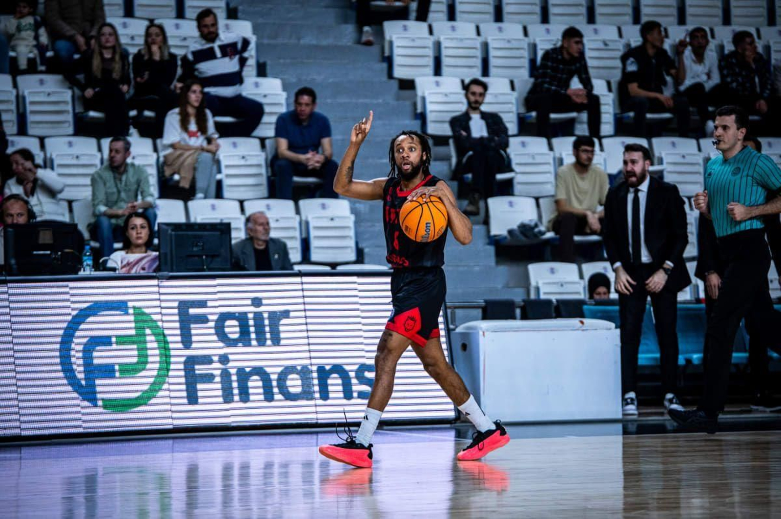 BCL: El Manisa tritura al Rytas y agita el grupo del Unicaja