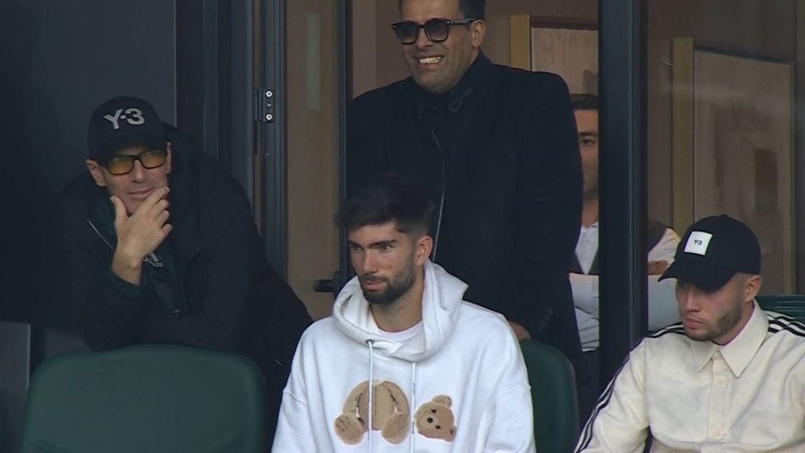 Théo Zidane, en el centro de la imagen, sigue en directo el Argelia-Sudán de la Copa África junto a su padre y su hermano menor, Elyaz.