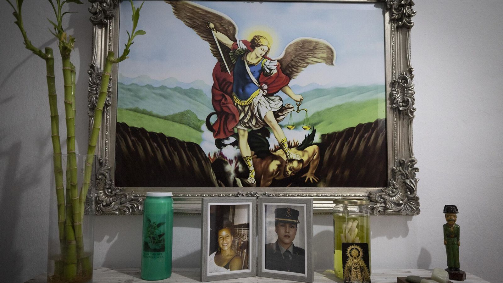 Fotos de Luisa Flores con el uniforme de la Guardia Civil y una figura de un agente benemérito.