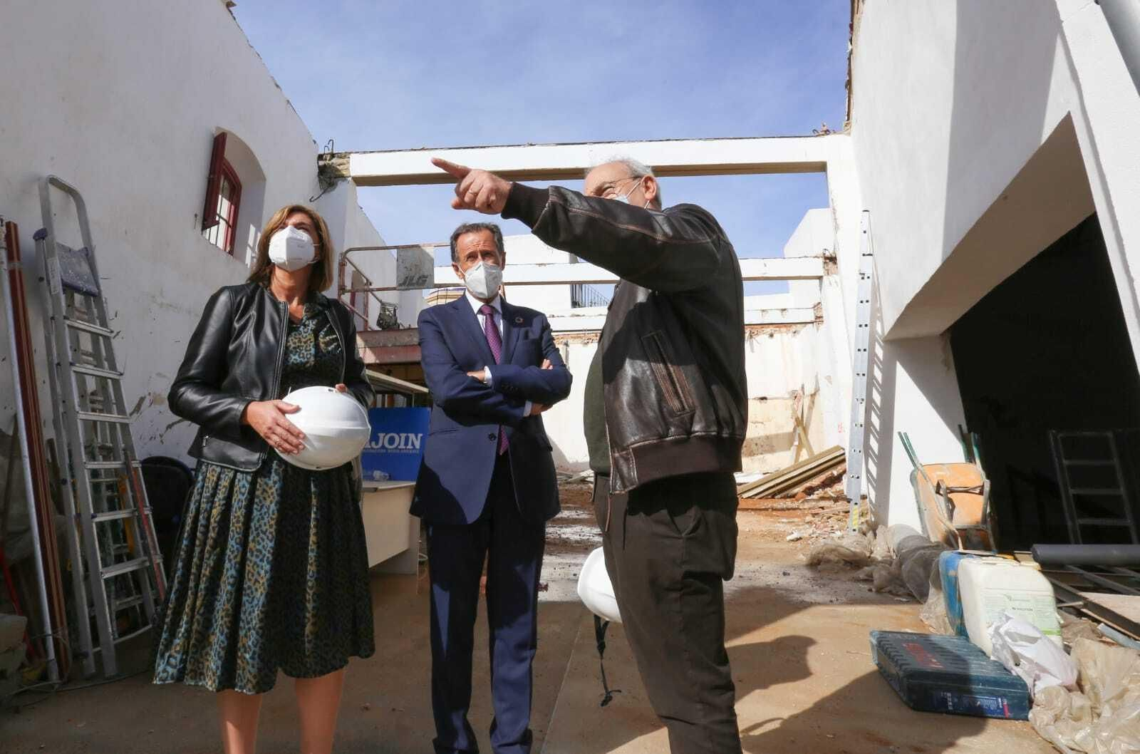 Un momento de la visita realizada este lunes por los responsables municipales a las obras del centro de interpretación. Un momento de la visita realizada este lunes por los responsables municipales a las obras del centro de interpretación.