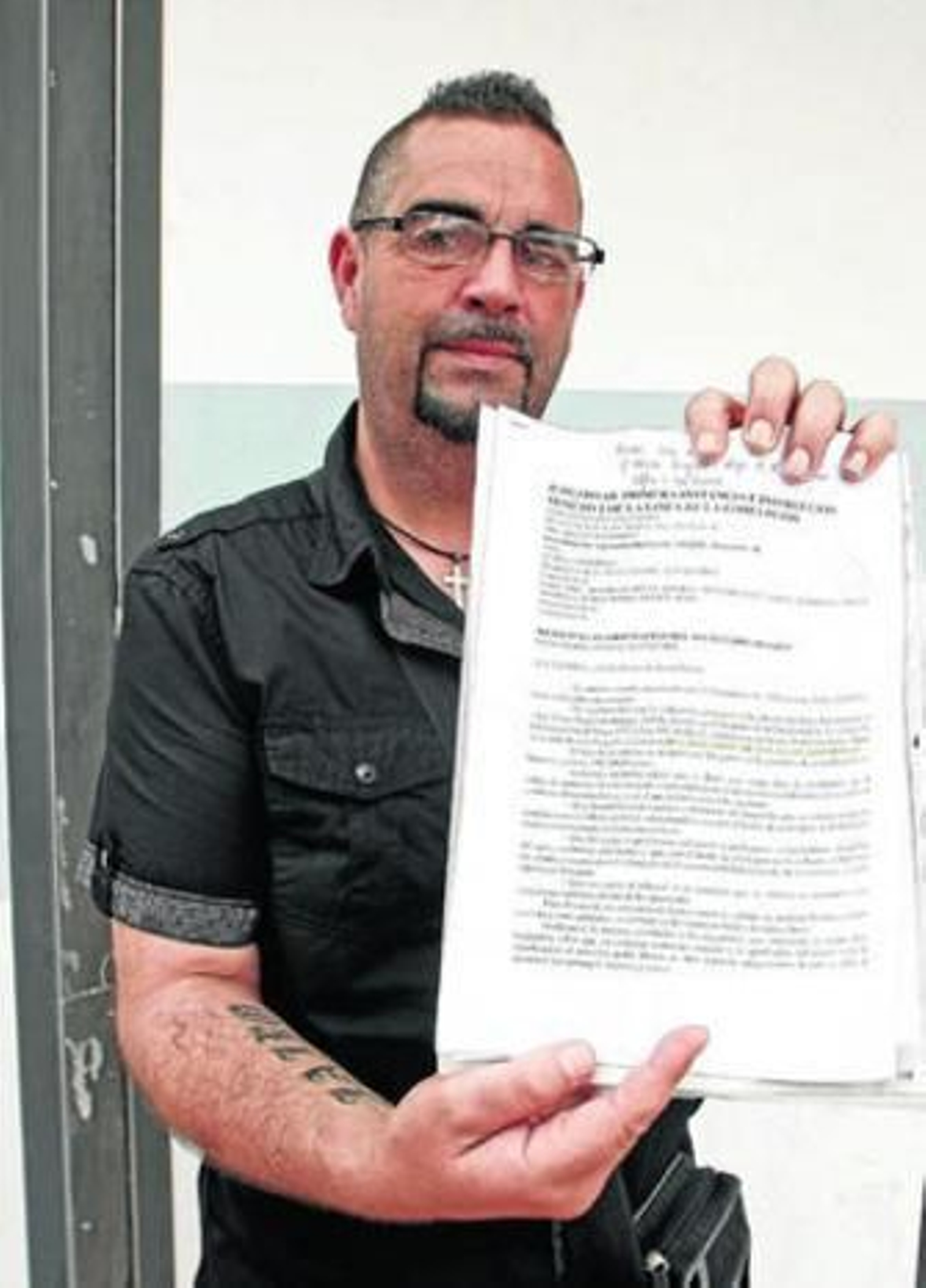 Mauricio Rivas muestra los documentos que acreditan que ha perdido su vivienda.