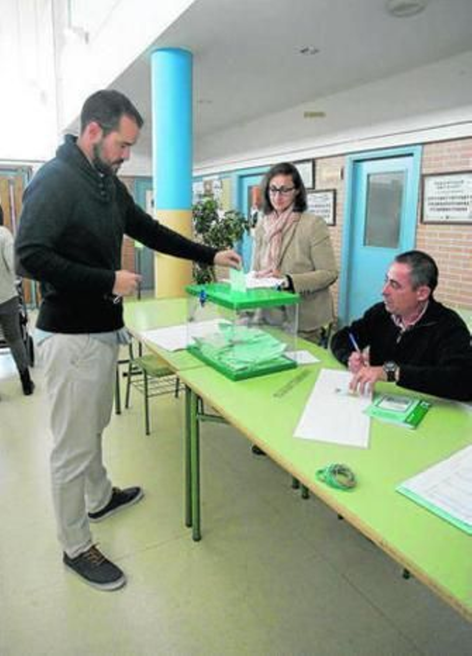 Alberto ejerce su derecho al voto en uno de los colegios electorales.