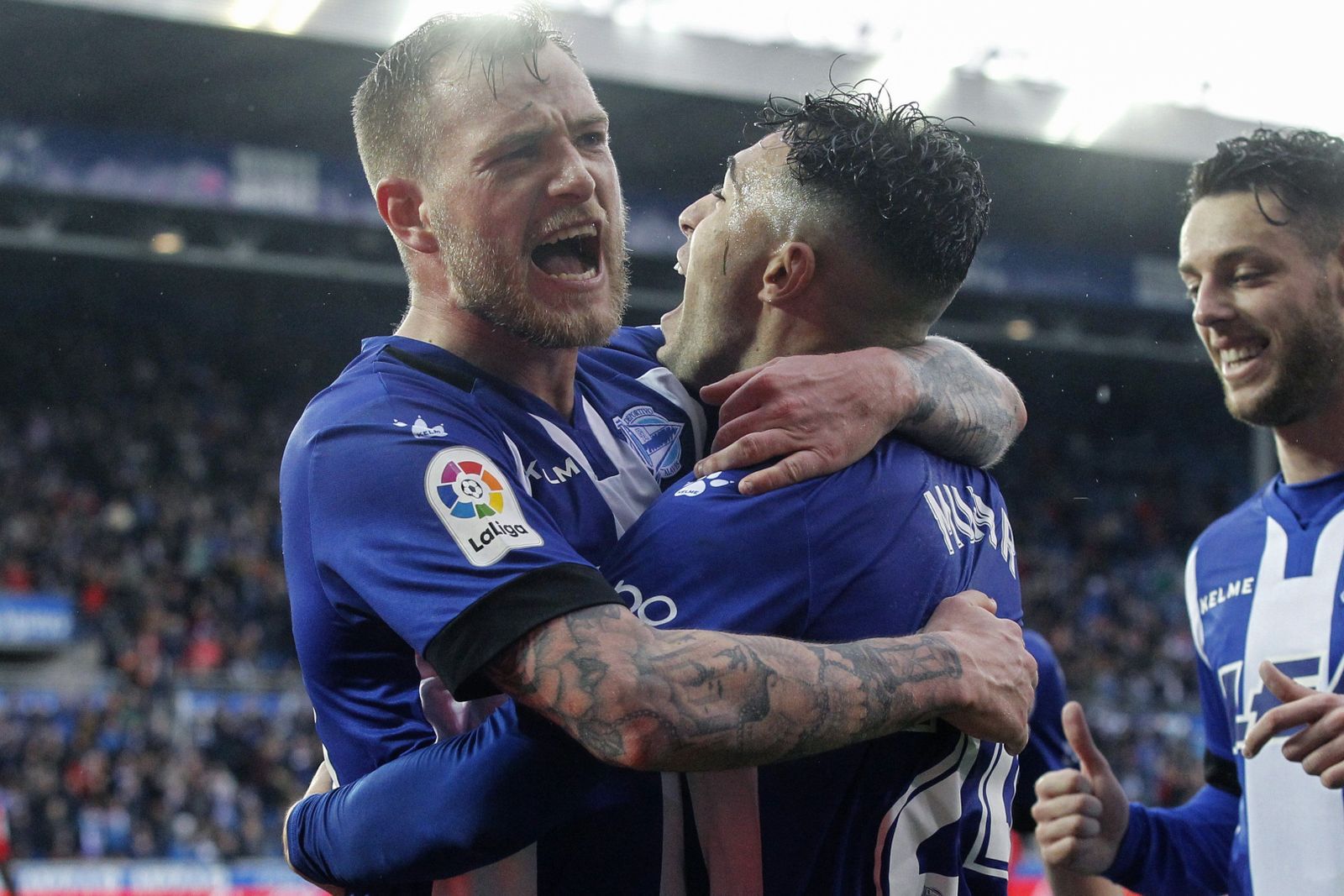 Guidetti y Munir celebran el 2-0 del conjunto vitoriano.