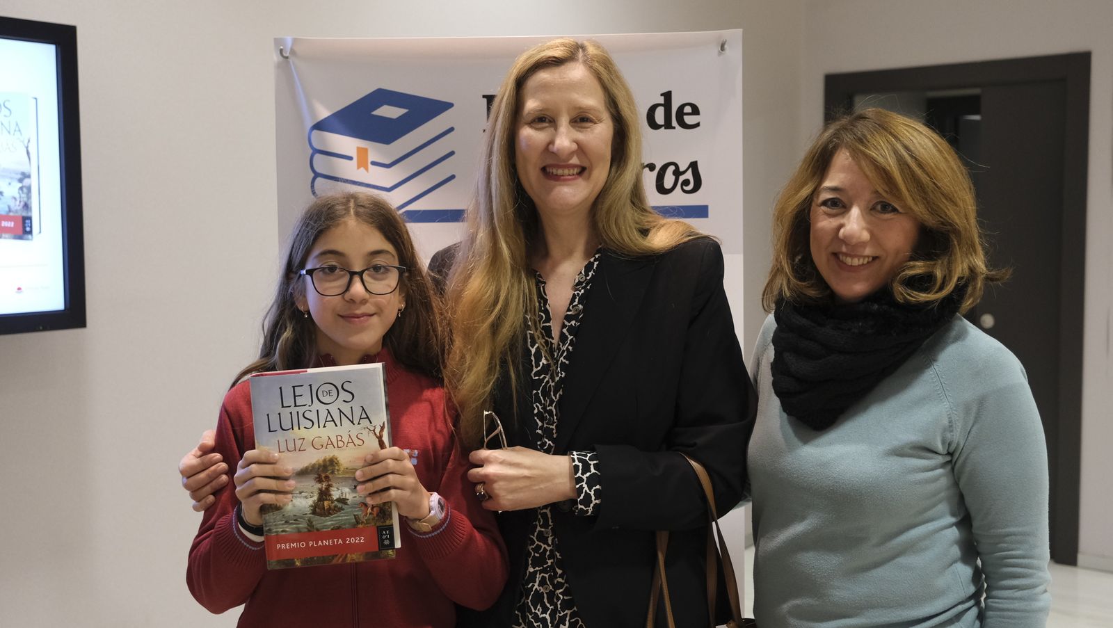 Imágenes del Diario de los Libros con la escritora ganadora del Premio Planeta 2022, Luz Gabás