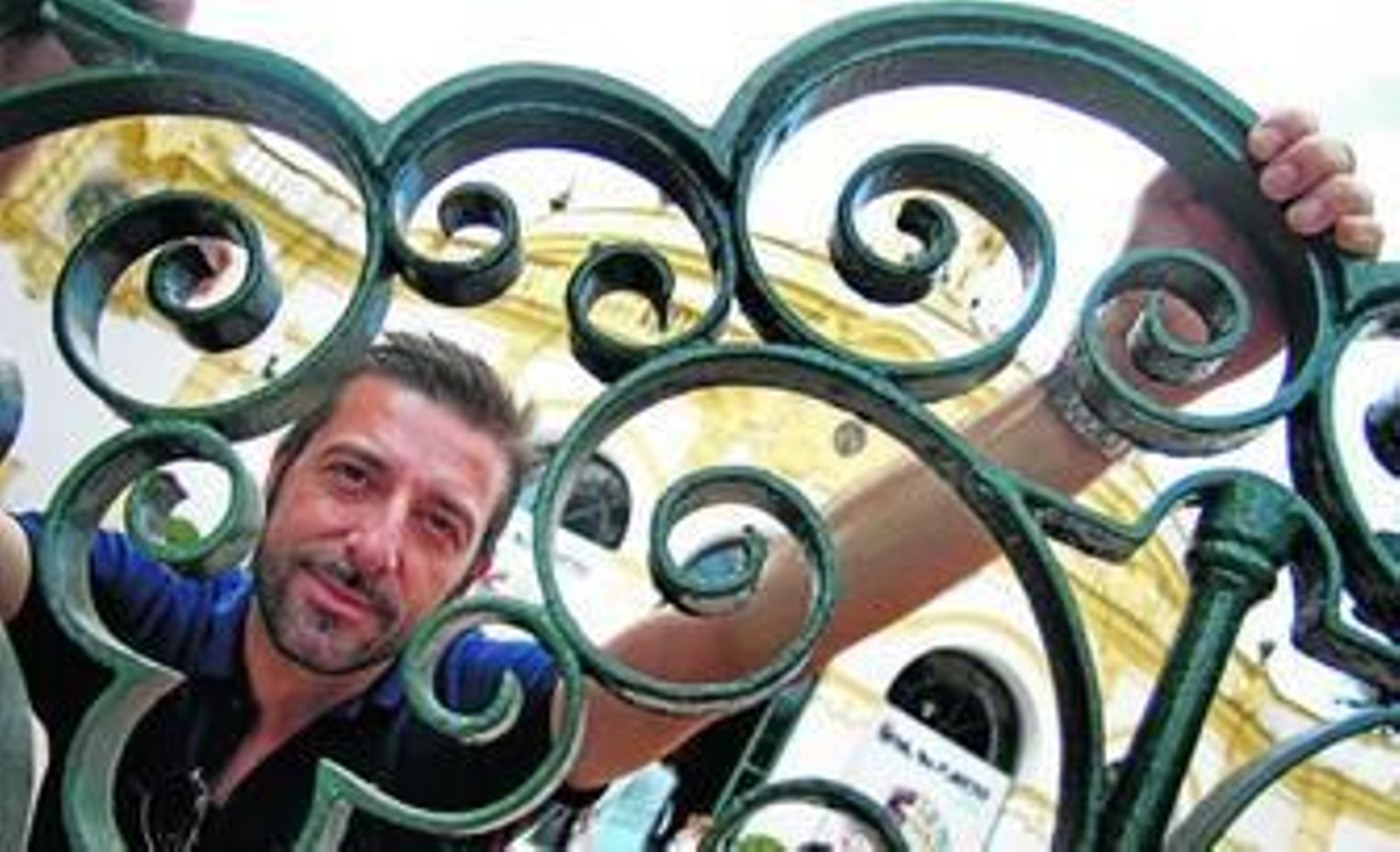 Andrés Marín, fotografiado en el Casino de la Exposición, a unos metros del Lope de Vega, donde representa hoy 'La pasión según se mire'.