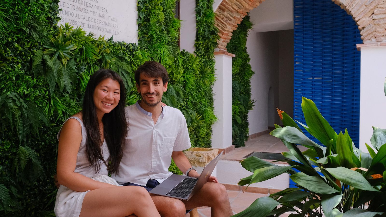 Cat Lau junto a Juan Barbed dentro del centro de innovación. Cat Lau junto a Juan Barbed dentro del centro de innovación.