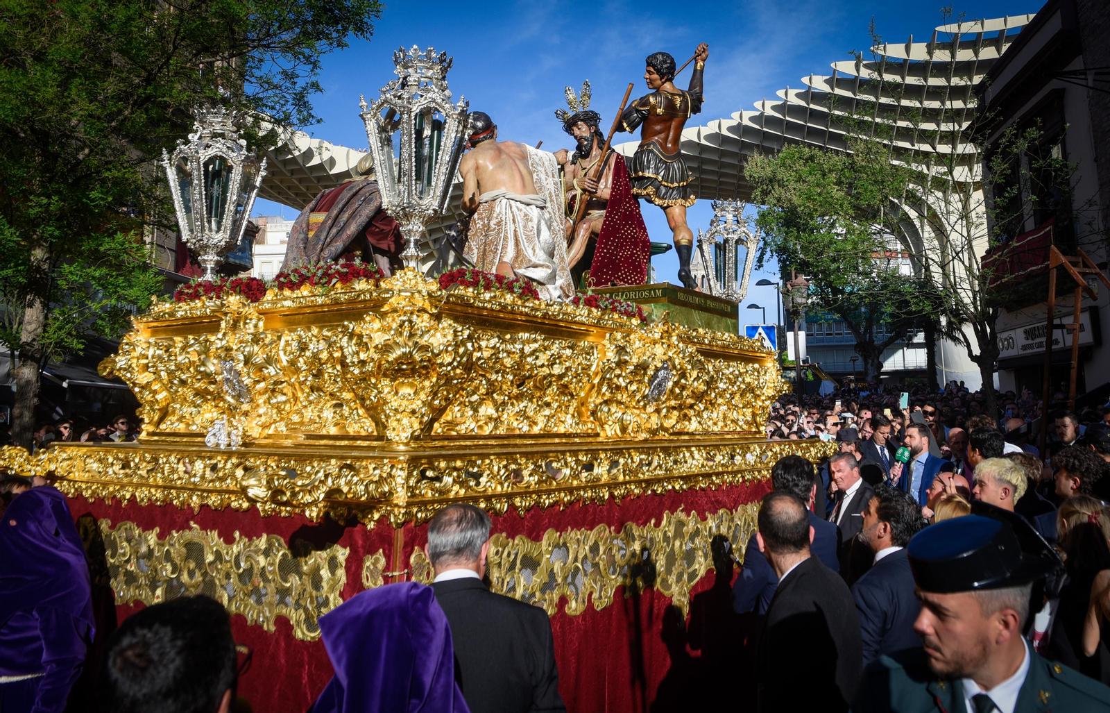 Una imagen de la Hermandad del Valle a plena luz del día.