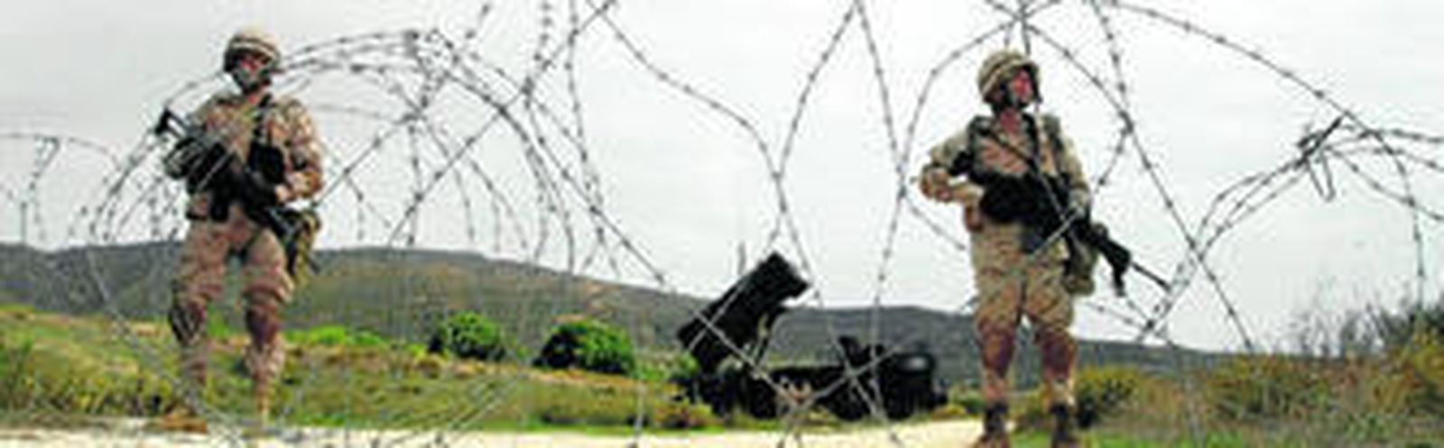 Fusileros de la Fuerza de Protección del Grupo I/74 despliegan un perímetro de seguridad exterior para anular una posible acción contra las lanzaderas del RAAA-74