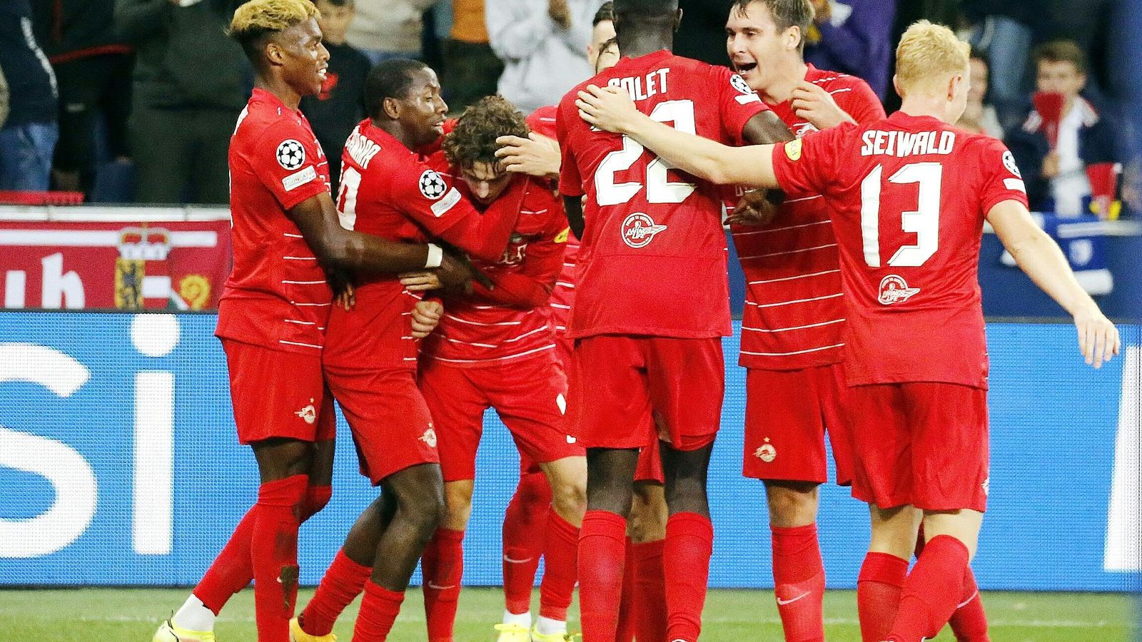 Los futbolistas del Salzburgo celebran un gol contra el Brondby en la previa.