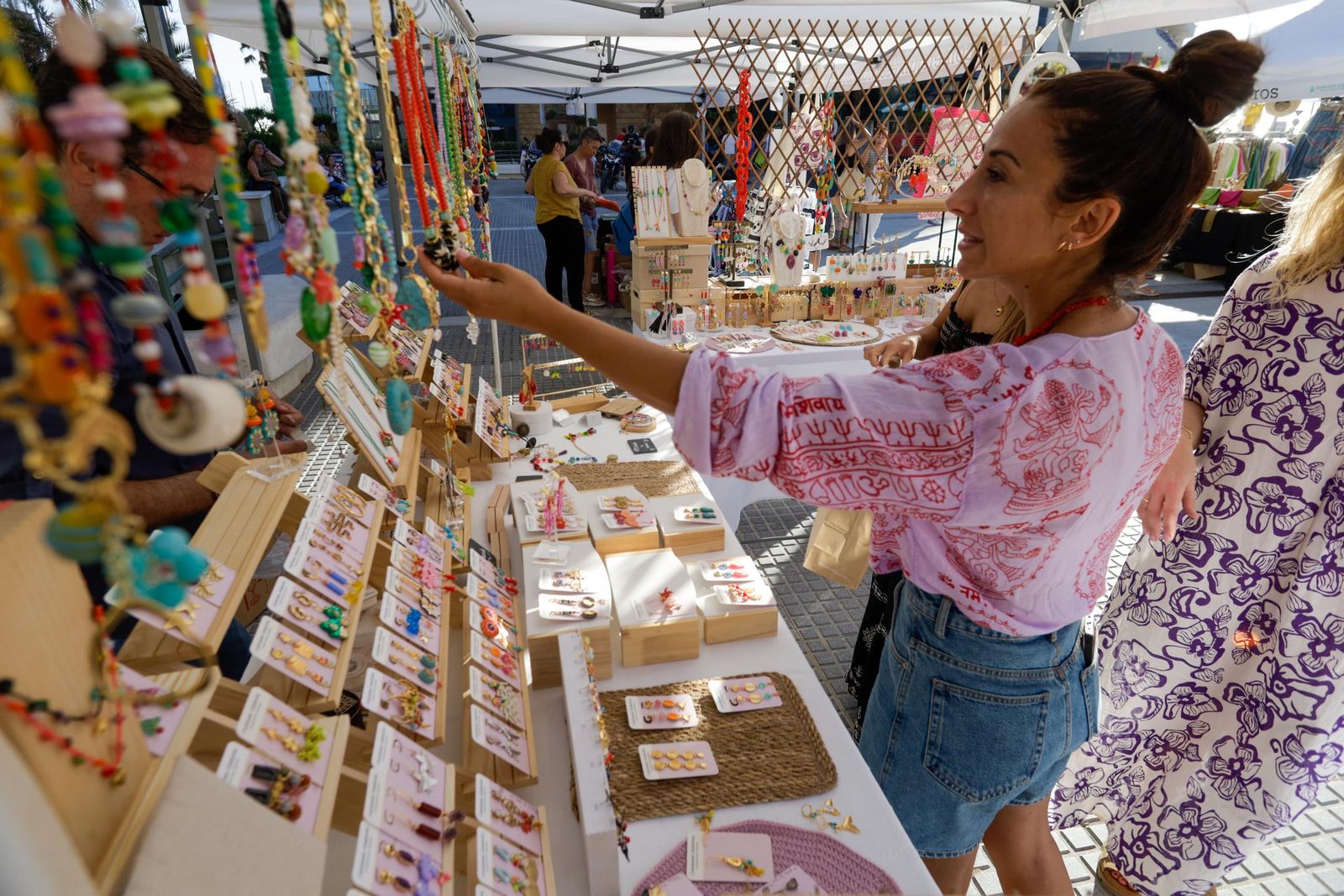 Las imágenes del mercadillo de la Noche Abierta del Comercio en Extramuros en Cádiz