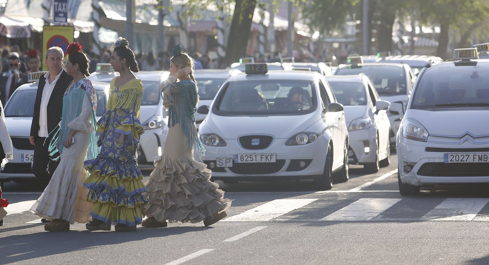 Feriantes en la parada de taxis de la Feria, en 2018.