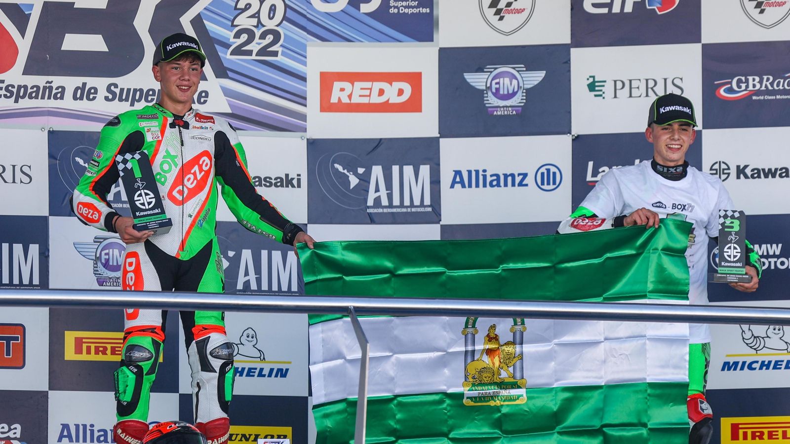 Osuna, a la derecha de la imagen, celebrando su tecera posición y el título de SSP300.