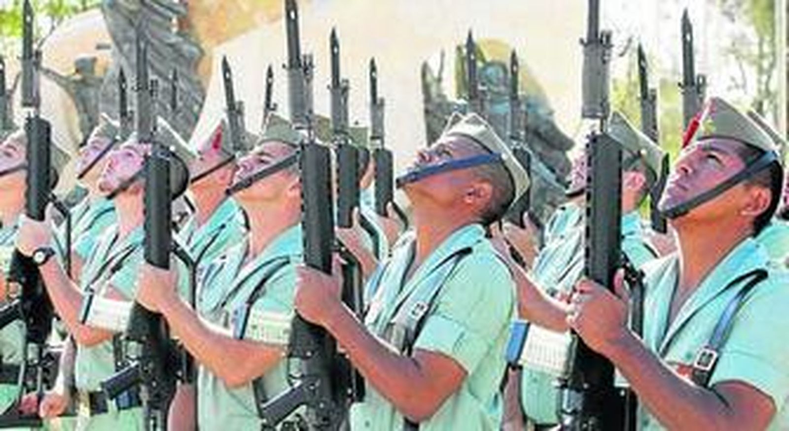 Legionarios en la última visita de la ministra de Defensa.