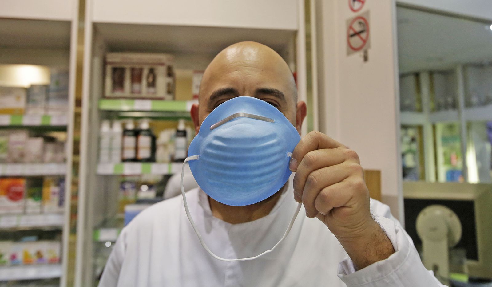 Mascarillas en una farmacia de Cádiz