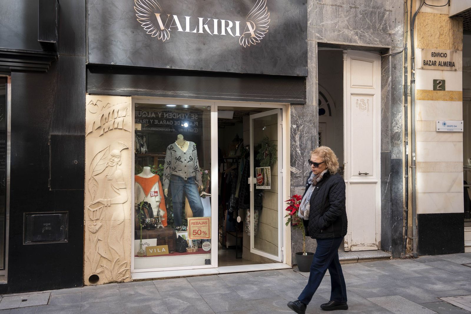 El comienzo de la campaña de rebajas en Almería, en imágenes