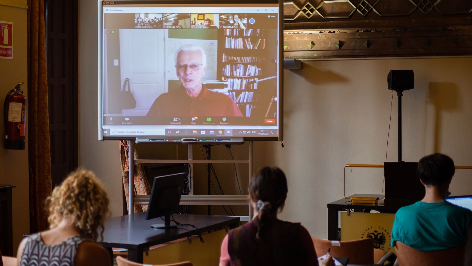 El alumnado de la Escuela Doctoral recibiendo la conferencia de Bill Nichols, teórico y fundador del estudio contemporáneo de cine documental
