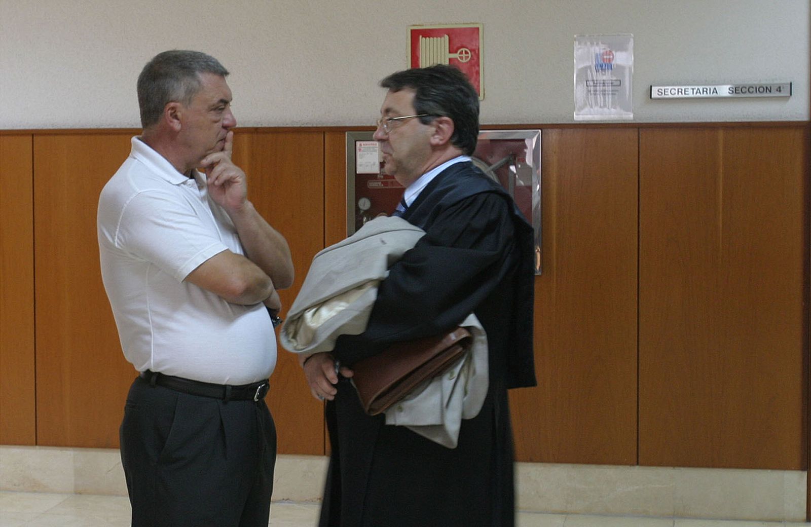 Luis Fuentes, a la izquierda, junto a su letrado, en el largo proceso judicial contra el antiguo alcalde.