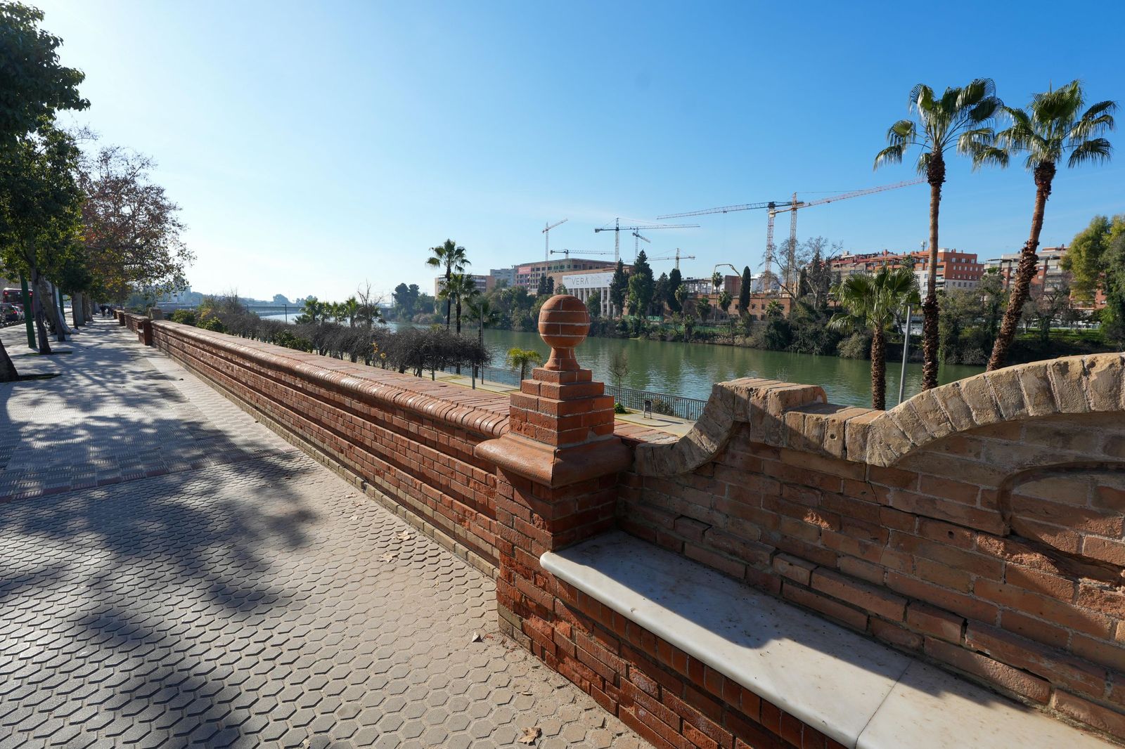 Uno de los 14 bancos del Paseo de las Delicias.