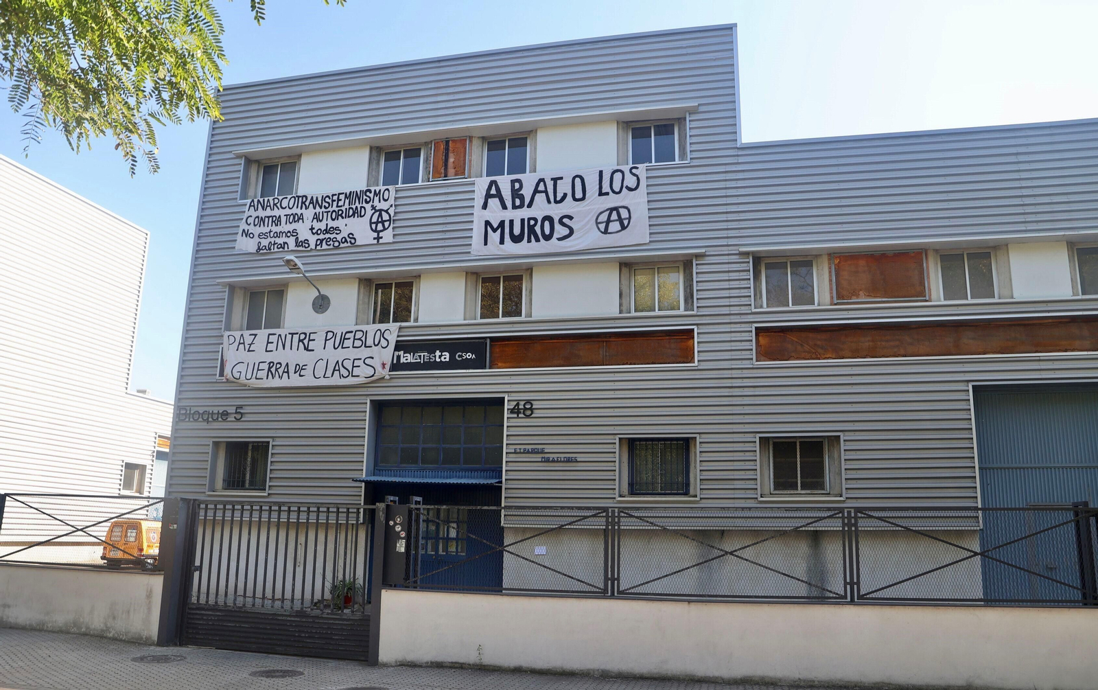 El Ayuntamiento de Sevilla solicita por la vía judicial el desalojo de cuatro naves municipales ocupadas en el Polígono Store