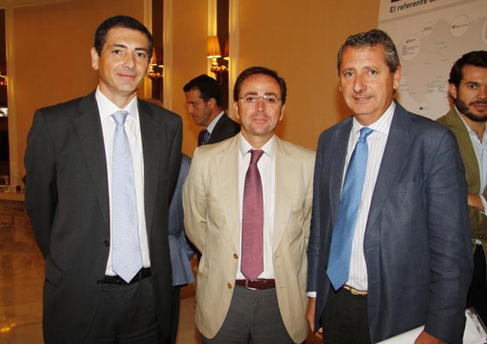 Ramiro Angulo, gerente de Emasagra; Antonio Milla, director general de Aquagest Andalucía; y Jesús Maza, consejero delegado de Emasesa.

Foto: Victoria Hidalgo