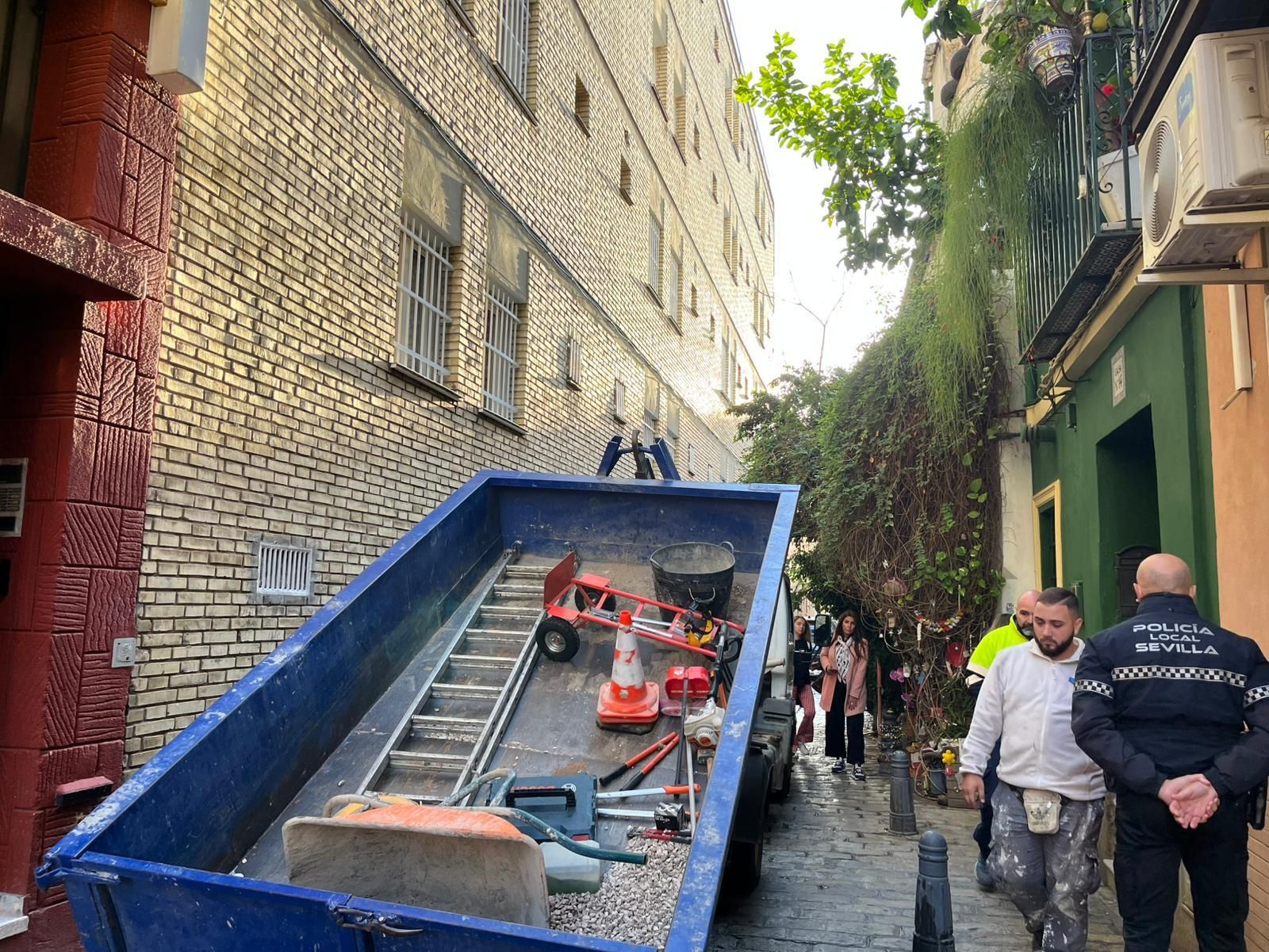 Un jardín improvisado que acaba en polémica: la limpieza de la calle Azafrán divide opiniones en Sevilla
