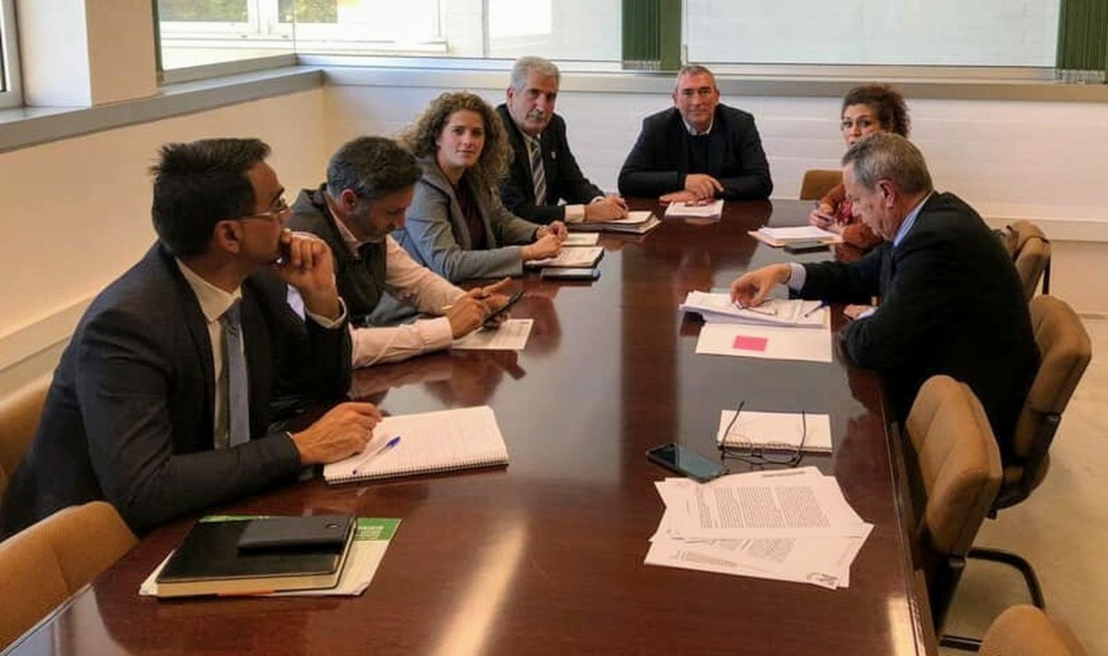 Un momento de la reunión del alcalde y el delegado territorial de Educación, Deporte, Igualdad, Políticas Sociales y Conciliación de la Junta en Cádiz.