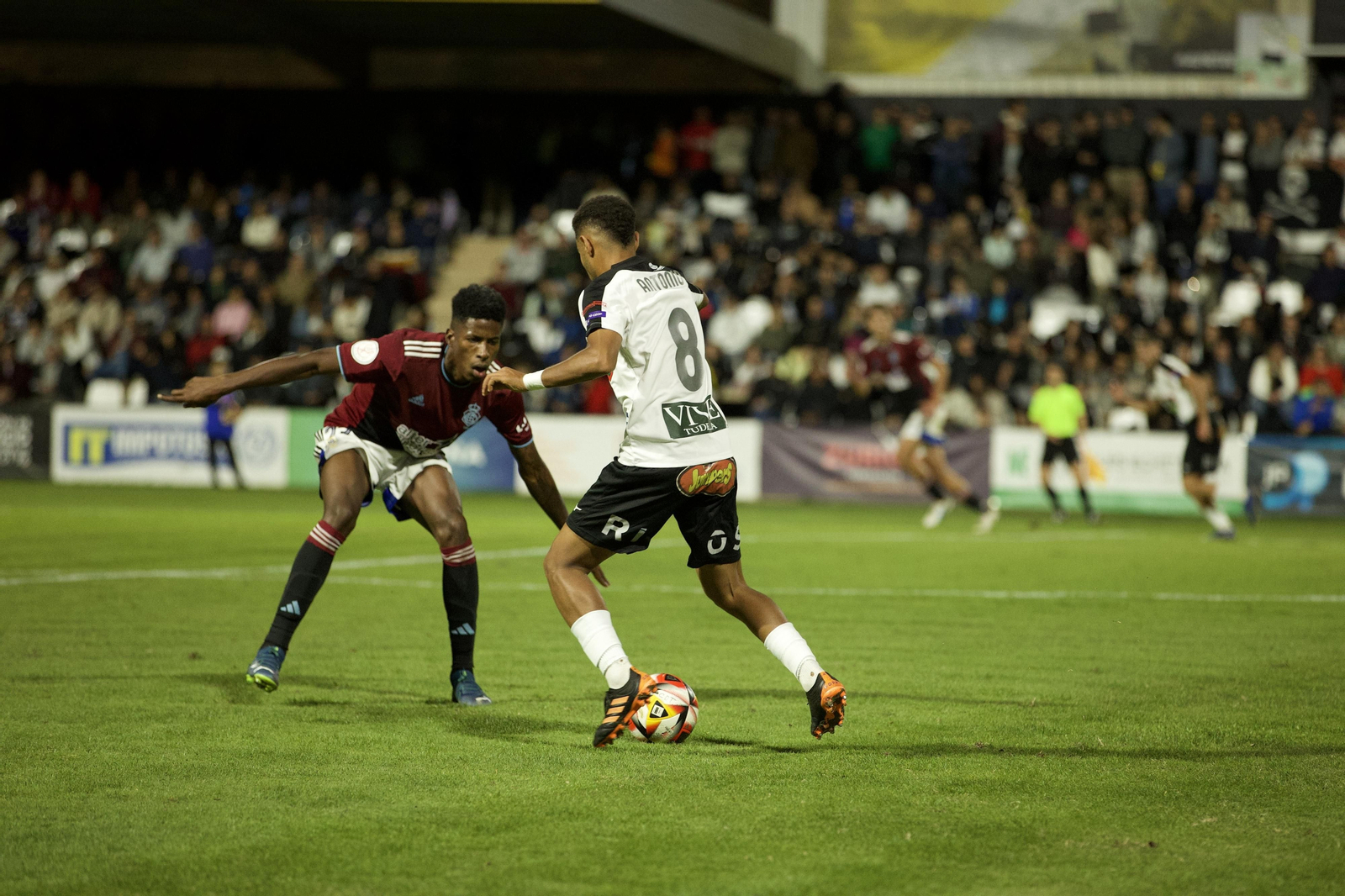 Liberman Torres presiona a Antonio que conduce el esférico durante el encuentro de Copa del Rey.
