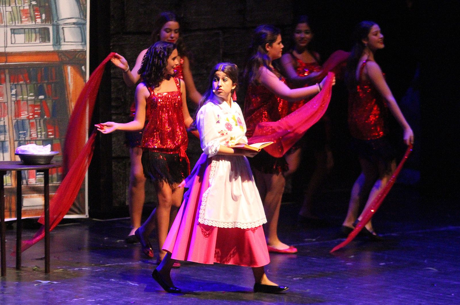 Imágenes de la representación 'El Ala Oeste' basado en la película de Disney 'La Bella y la Bestia'.