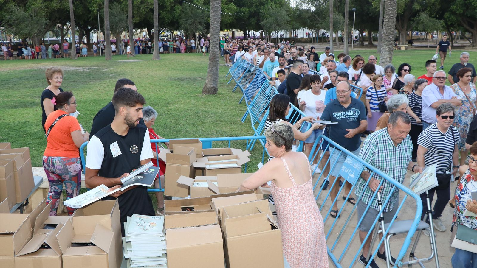 Una gran multitud de personas se congregó para recoger los tradicionales abanicos y libros de las fiestas.