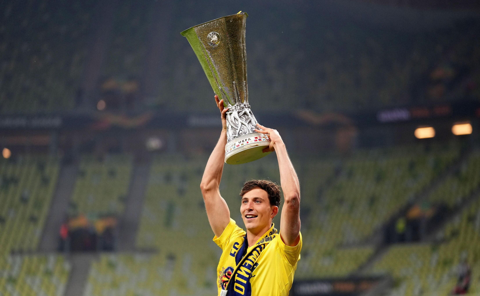 Pau Torres levanta el título de la Europa League en Gdansk.