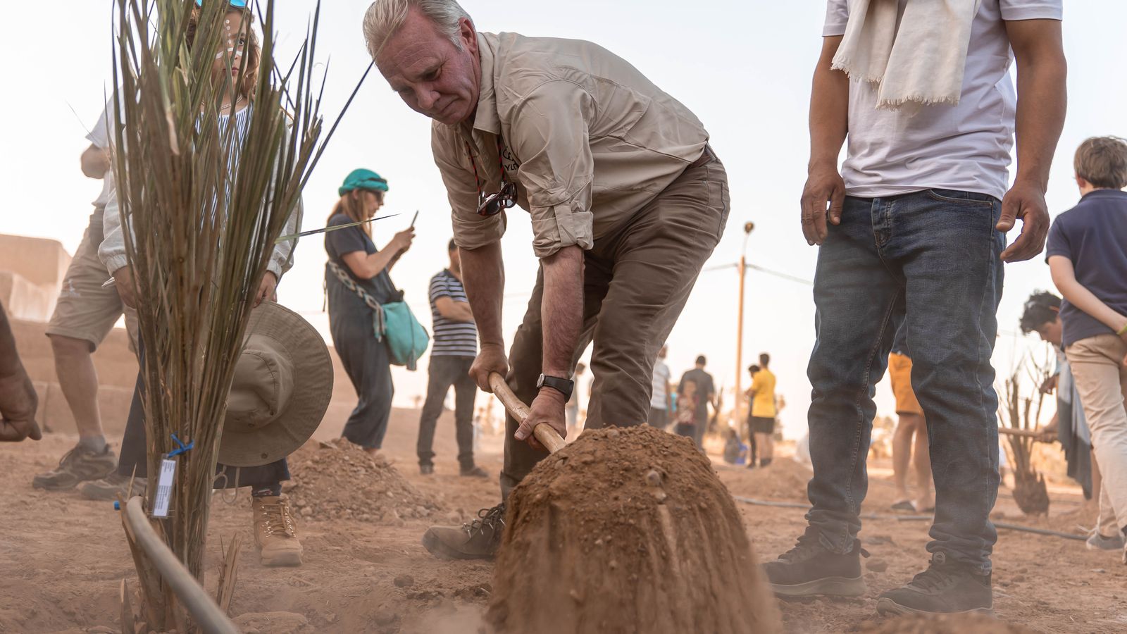 Entre las acciones llevadas a cabo está la plantación de un palmeral. Leopoldo Satrústegui, CEO de Hyundai,  durante los trabajos de plantación.