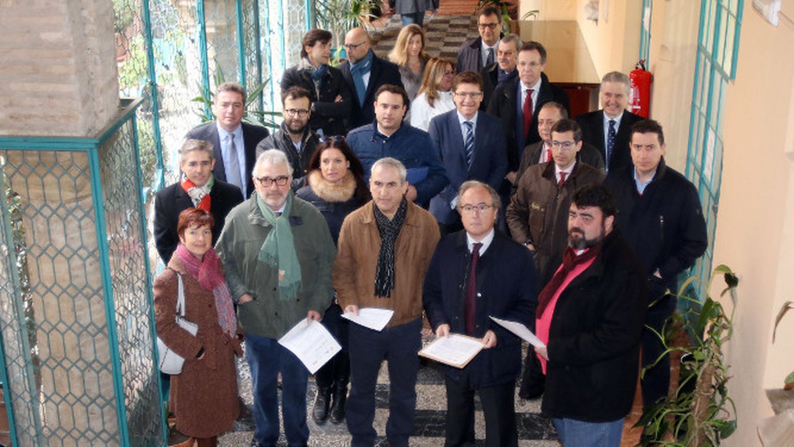 Sindicatos, CECO y la Cámara de Comercio, junto a agentes sociales, en la Delegación de la Junta.