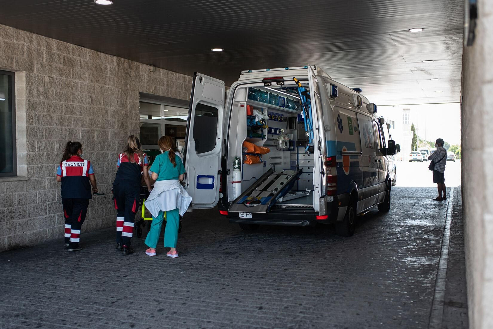 Una ambulancia en las inmediaciones del hospital Juan Ramón Jiménez.