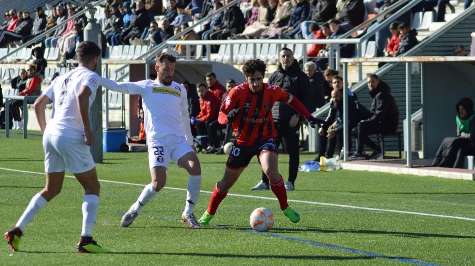 Salva Vegas intenta irse de la presión de dos jugadores del Gerena.