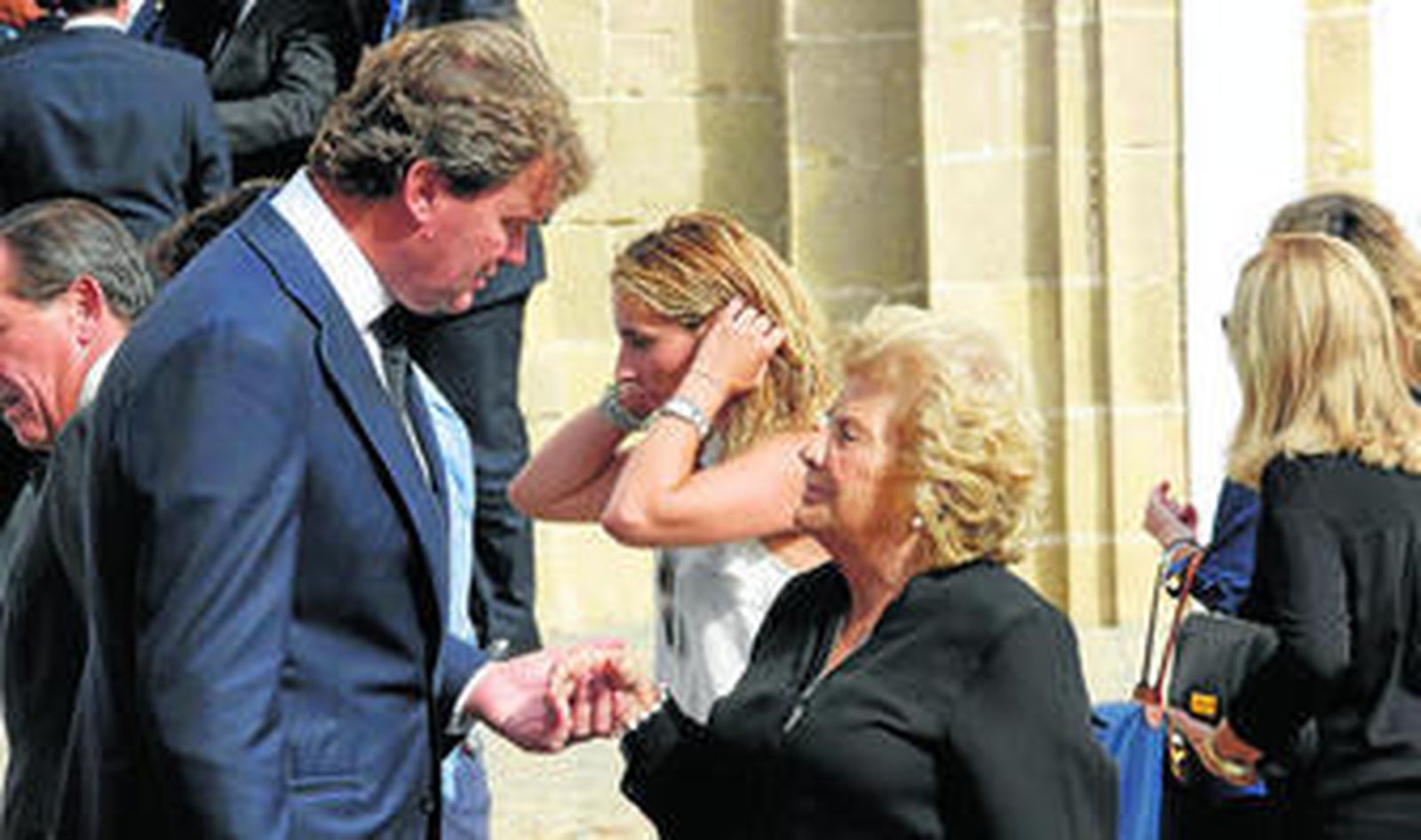 Fermín Bohórquez hijo toma la mano de su tía Ana María, ayer a las puertas de la iglesia de San Mateo.