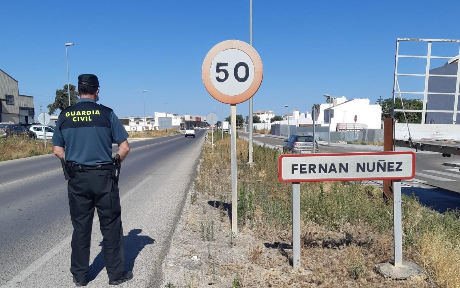 Un agente de la Guardia Civil en una entrada a Fernán Núñez. Un agente de la Guardia Civil en una entrada a Fernán Núñez.