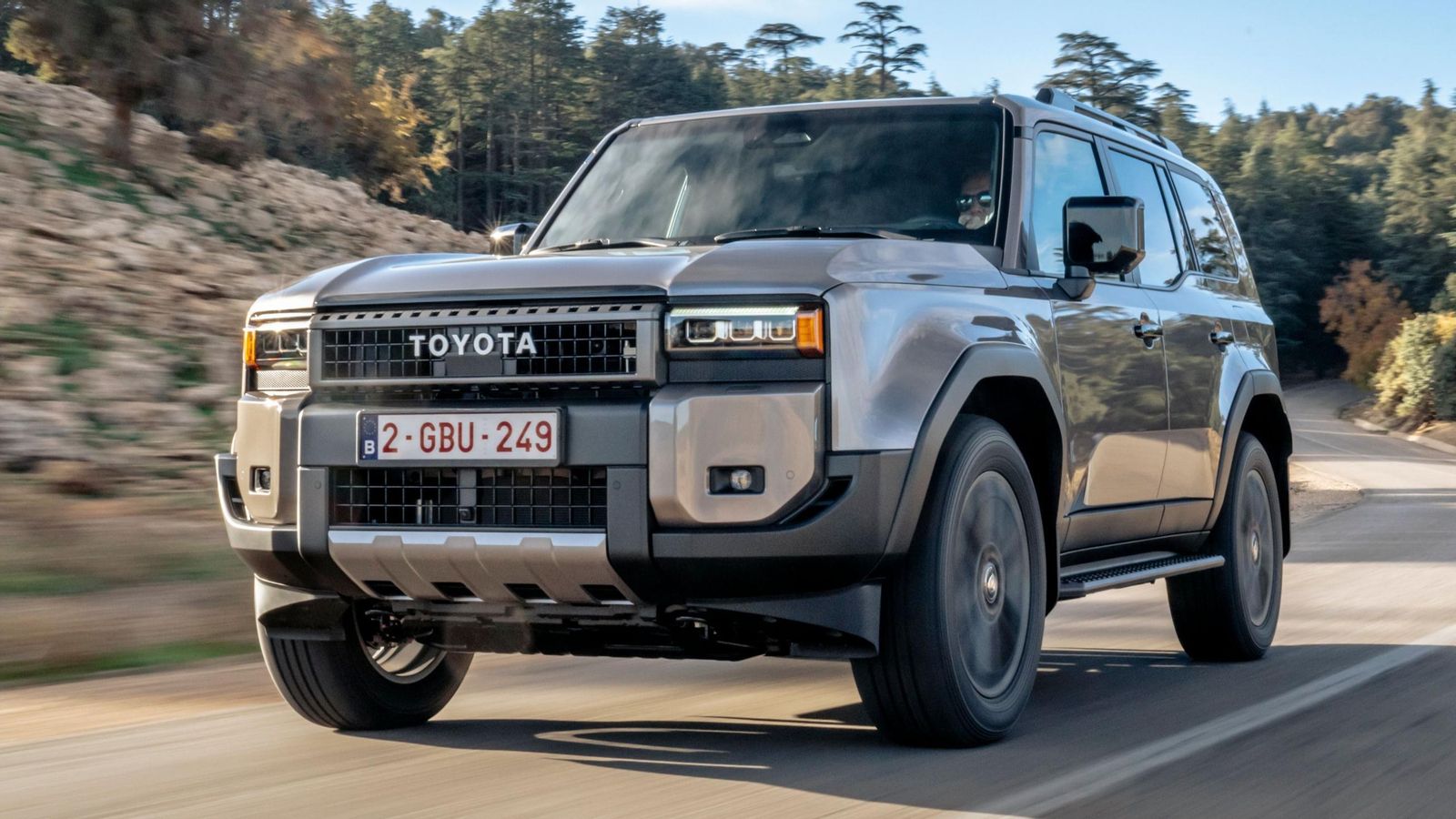 Modelos como el Land Cruiser, que homologa un consumo combinado de 10,2 l/100 km y una emisión de CO2 de 276 g/km, disponen de la etiqueta Eco en virtud a su recién estrenada microhibridación.