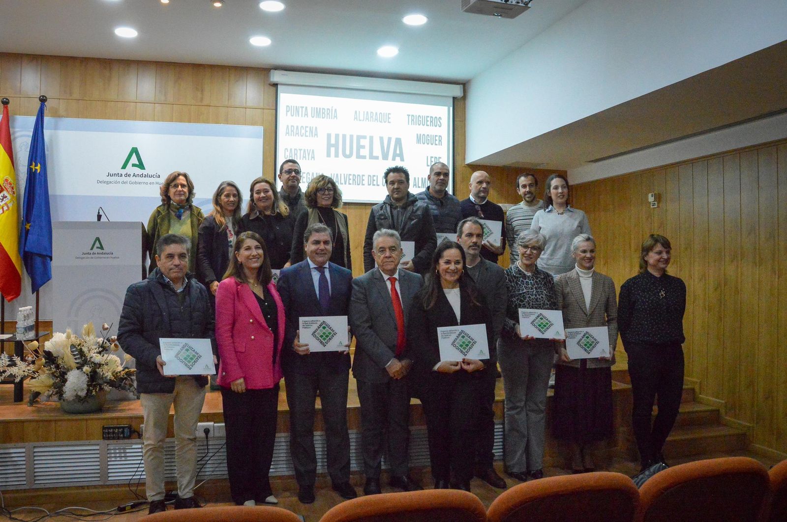Representantes institucionales de los municipios integrados en la Red Andaluza de Teatros Públicos.