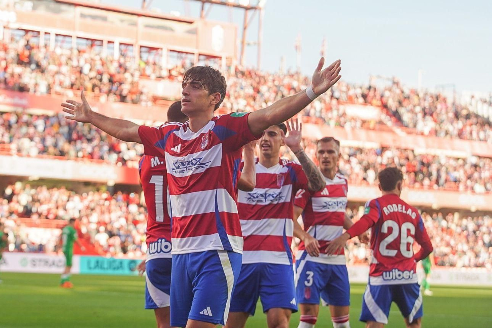 Villar celebra el primer gol