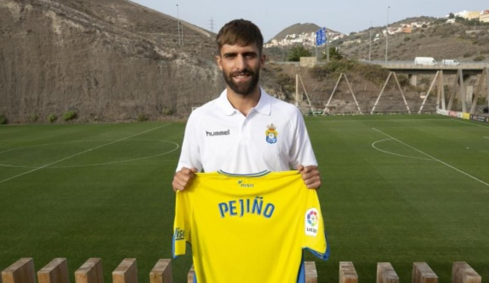 Pejiño posa con la camiseta de su nuevo equipo, la UD Las Palmas.