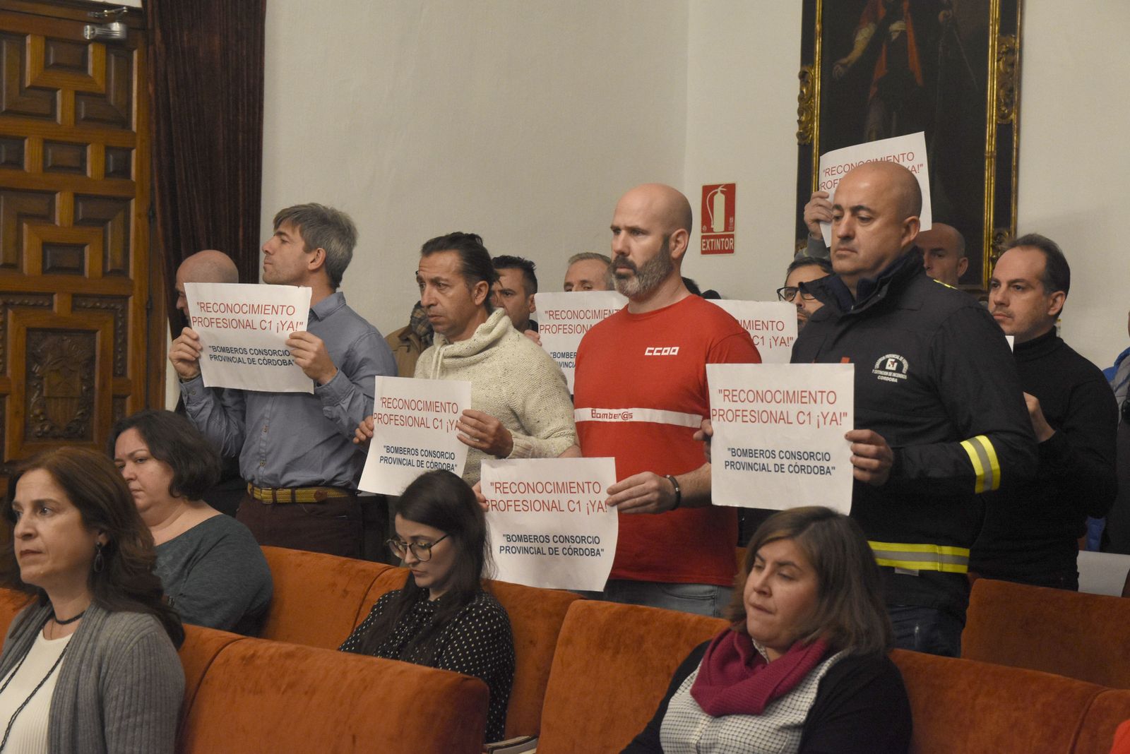 Un momento de la protesta de los bomberos en el Pleno del pasado miércoles en la Diputación
