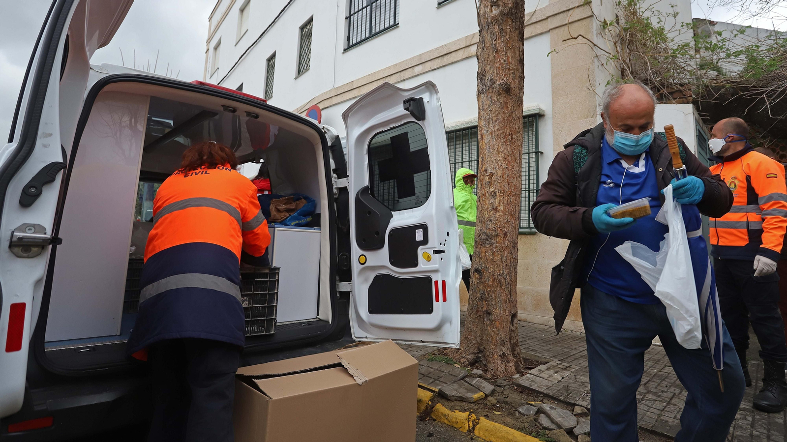 Fotos del operativo extraordinario de reparto de alimentos en el Comedor del Carmen