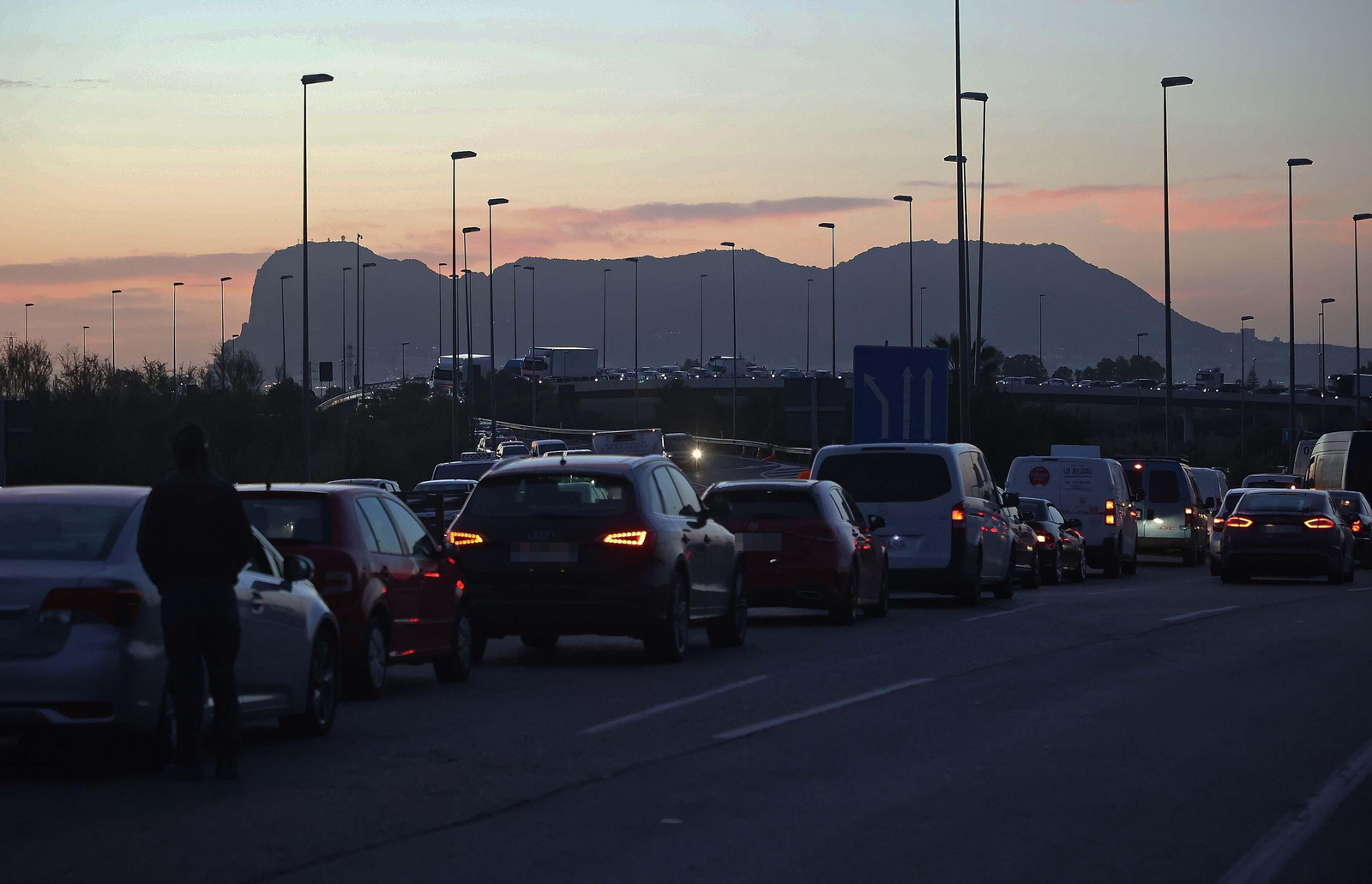 El nuevo corte de la A7 por los huelguistas de Acerinox, en imágenes