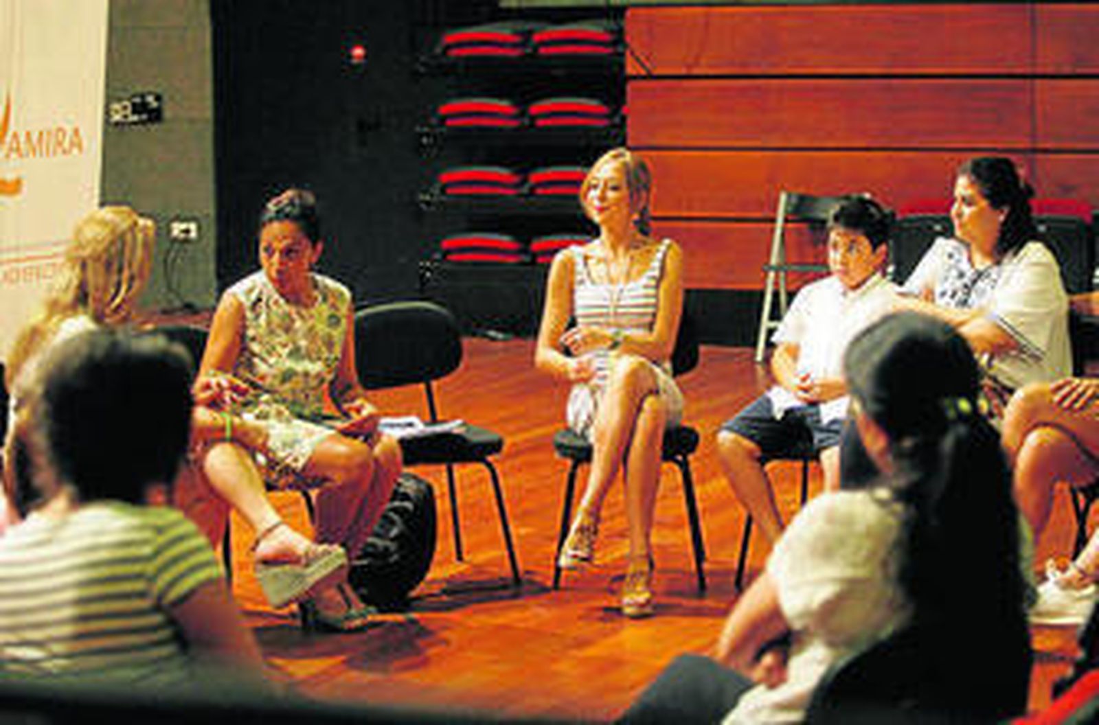 Cortés, ayer, con miembros de la Federación de Mujeres Gitanas.