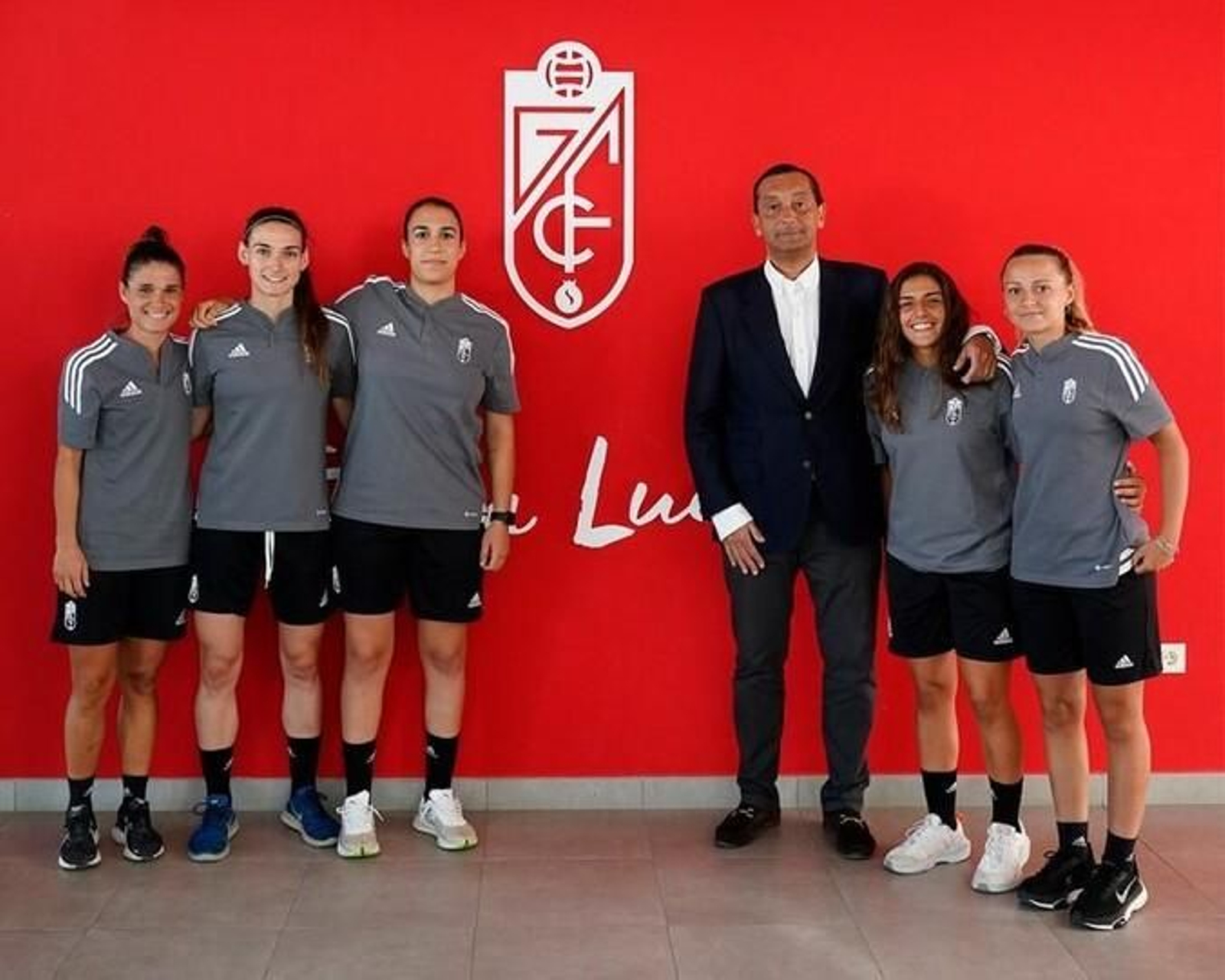 García Amado con las cinco nuevas jugadoras del Granada CF