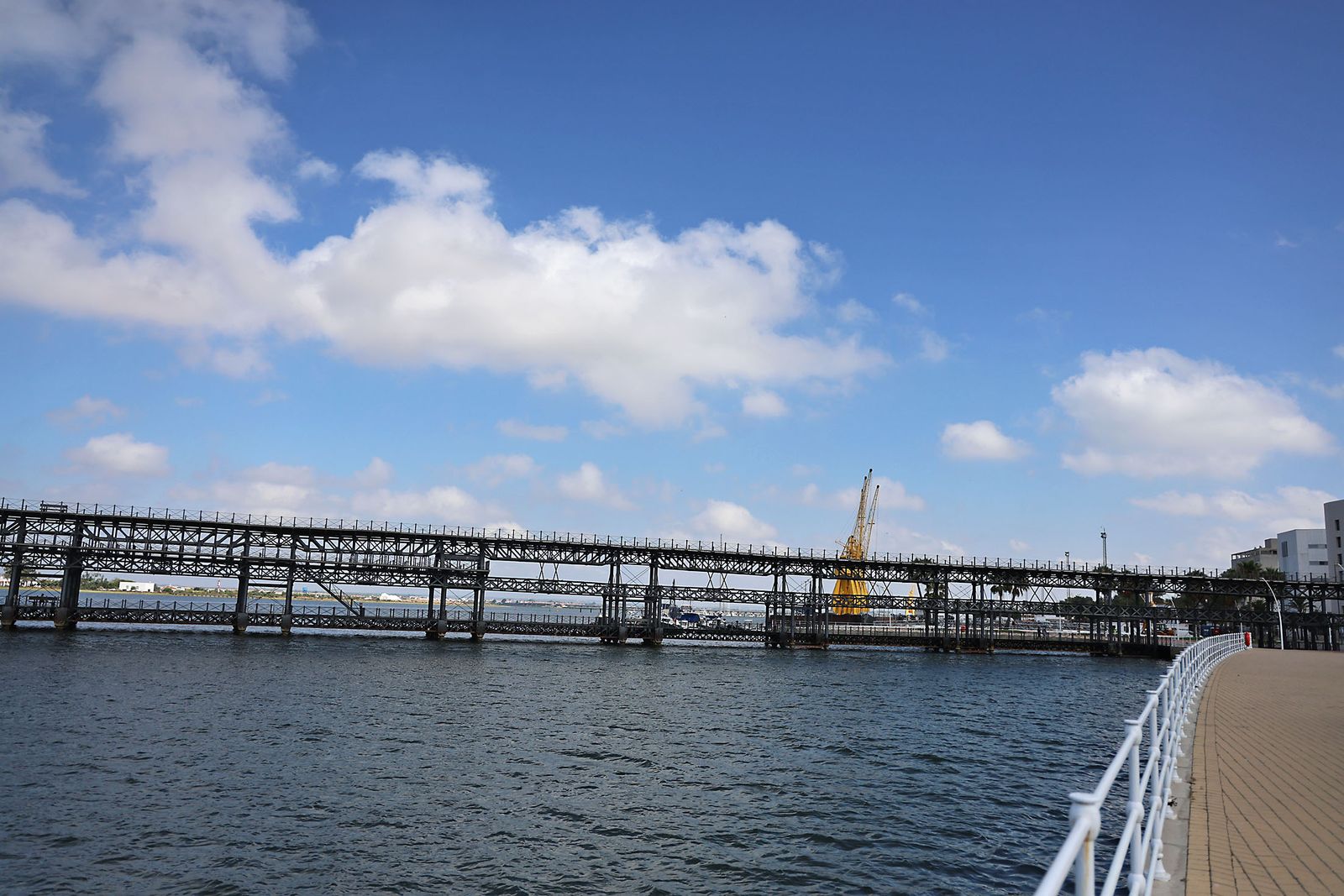 Imágenes del ambiente en el entorno del Paseo de la Ría